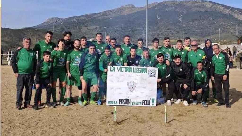 Equipo Villa de Cañaveral posando en el campo municipal El Cardal.