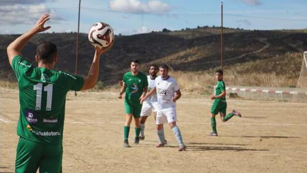 Partido disputándose en el campo municipal.