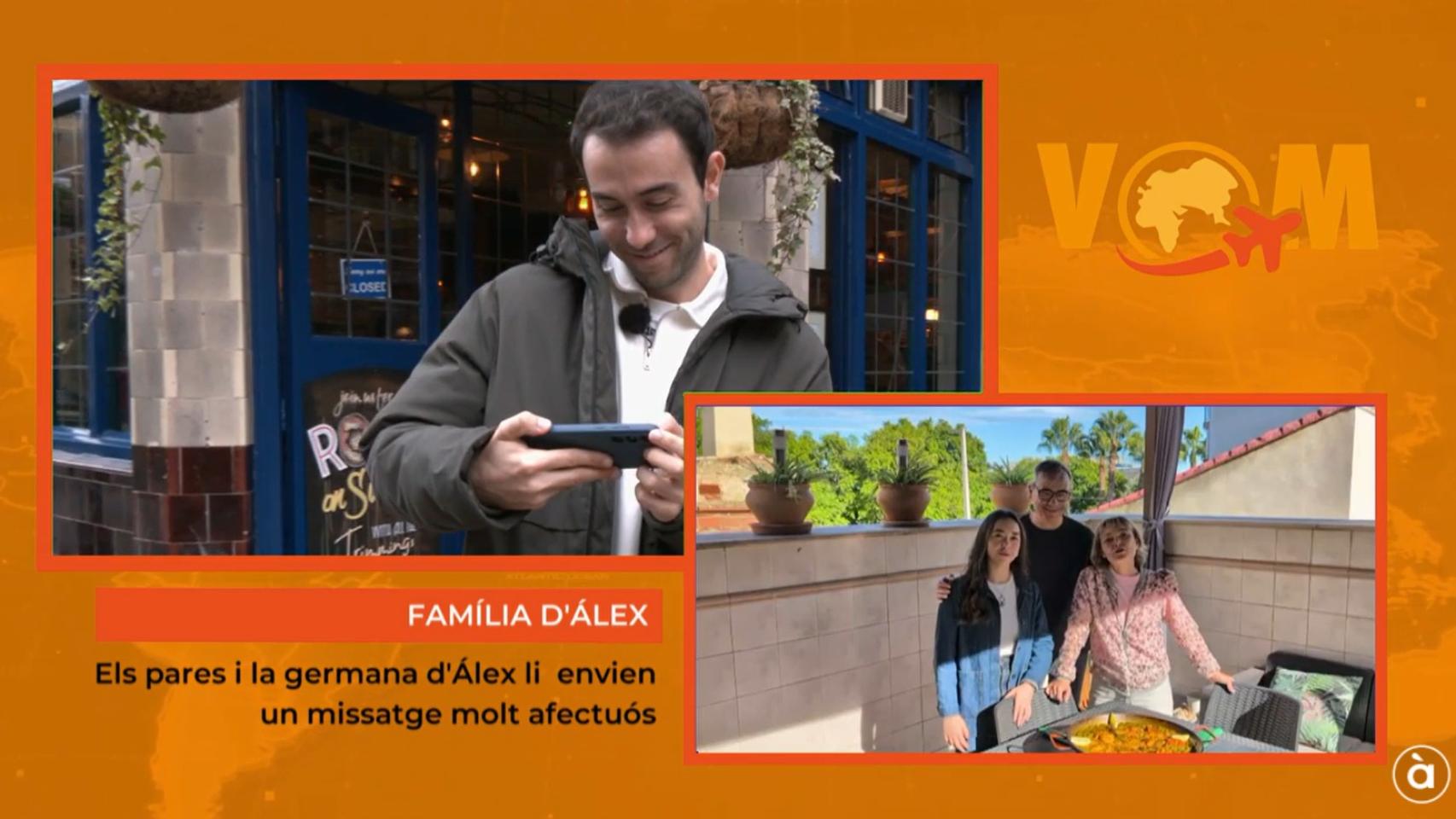 Àlex, en el programa de Londres de 'Valencians pel mon', en el instante que recibe un saludo de su madre Consue Campos. À Punt