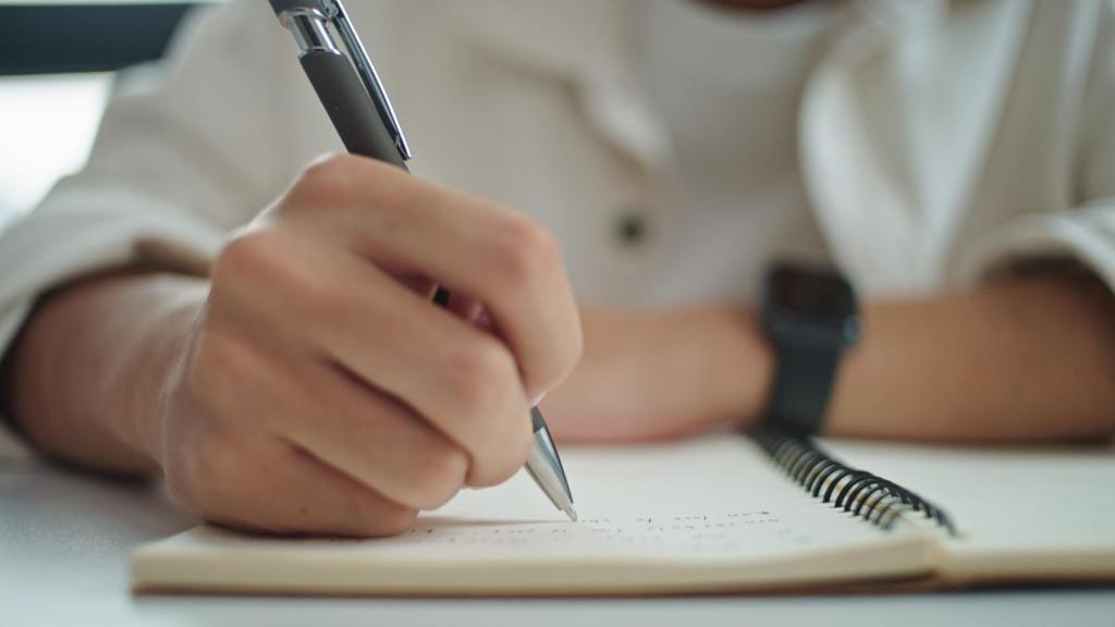 Joven tomando notas.