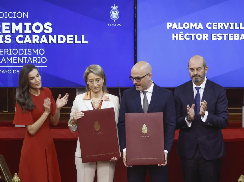 La Reina aplaude a las galardonados, Paloma Cervilla y Héctor Esteban García-