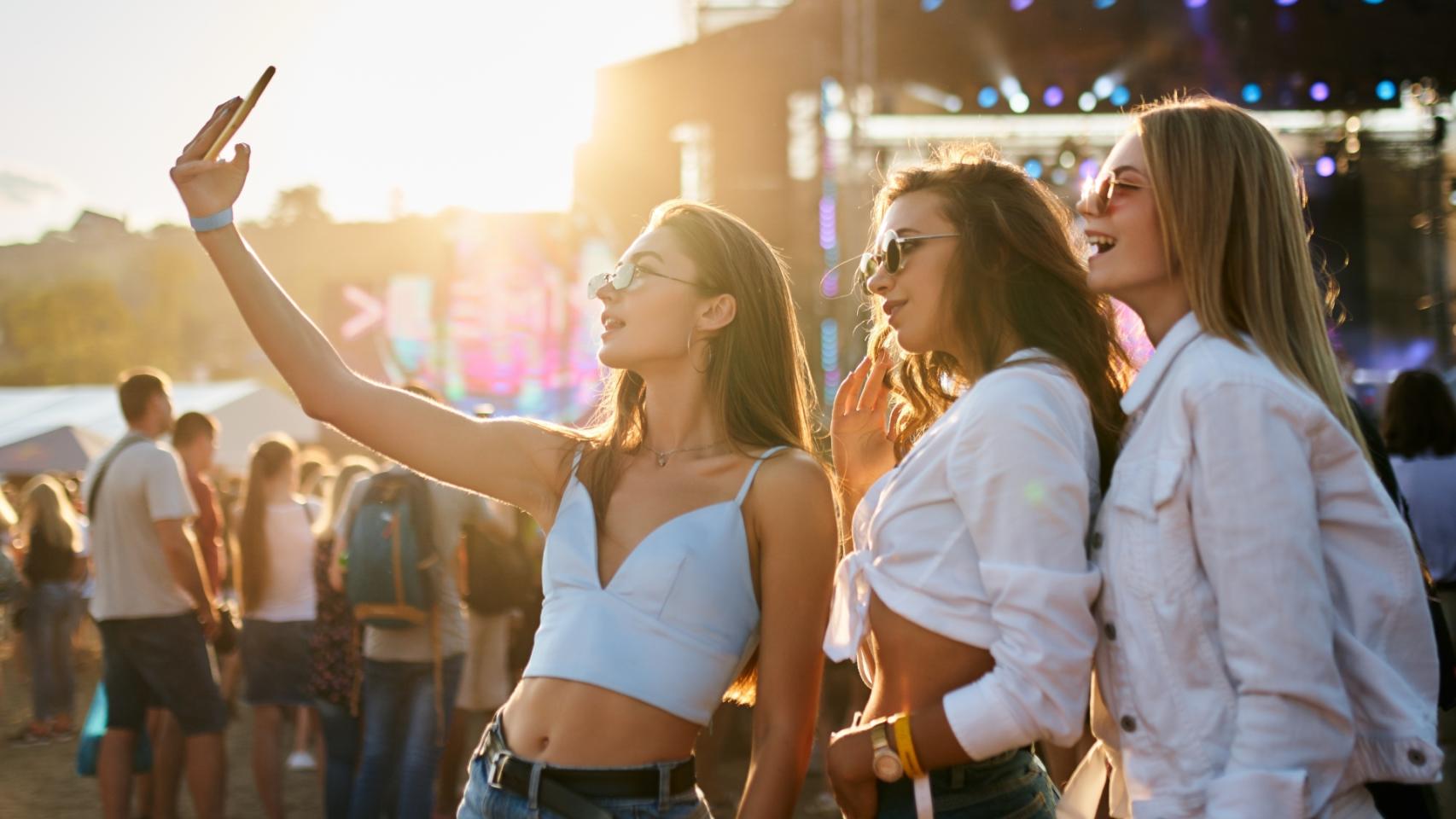 Jóvenes en un concierto