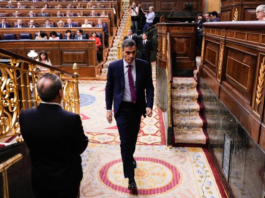Pedro Sánchez sale del Congreso.