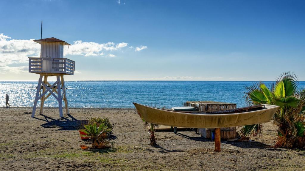 La playa de Cala del Moral en el Rincón de la Victoria (Málaga)