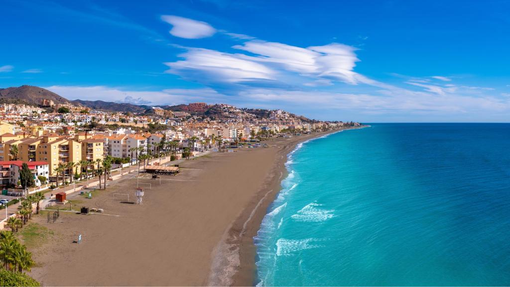 La playa de Cala del Moral en el Rincón de la Victoria (Málaga)