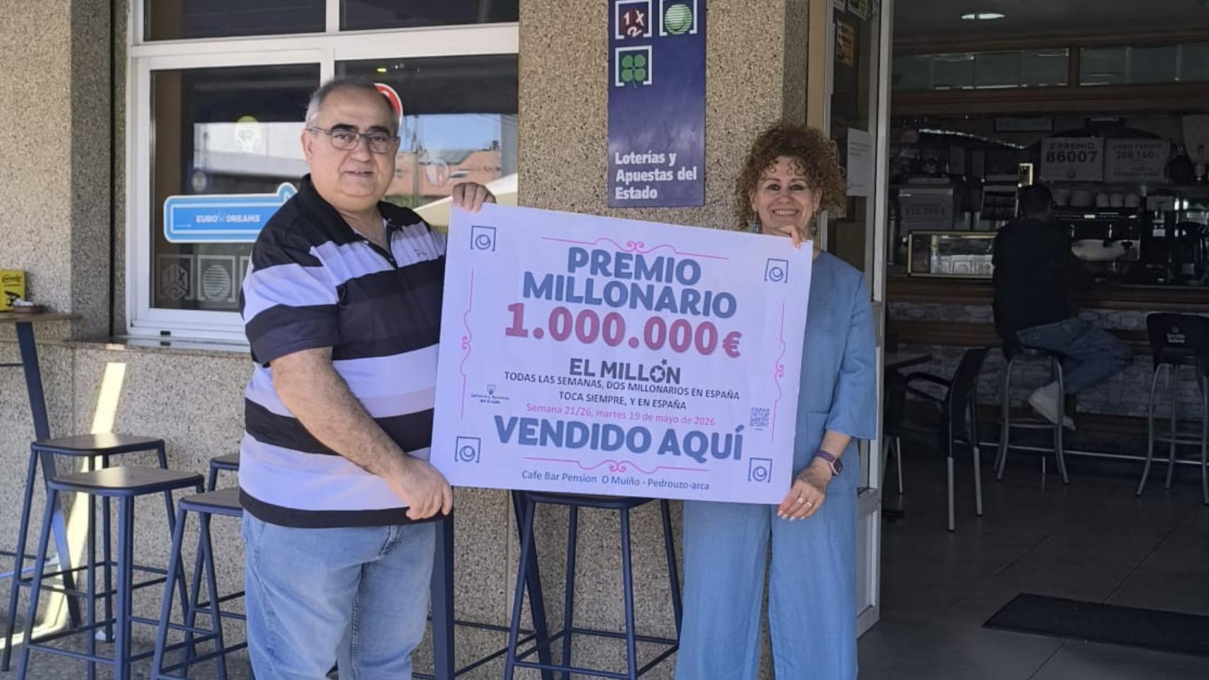 Maika Mera y su marido celebran el premio de un millón sellado en su bar.