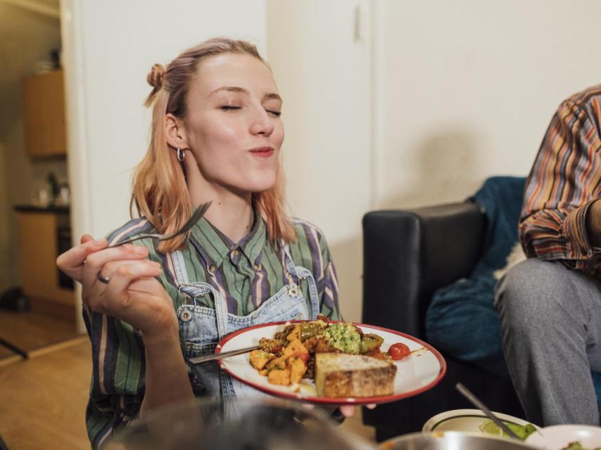 Centrarse en el placer de comer es la primera pauta.