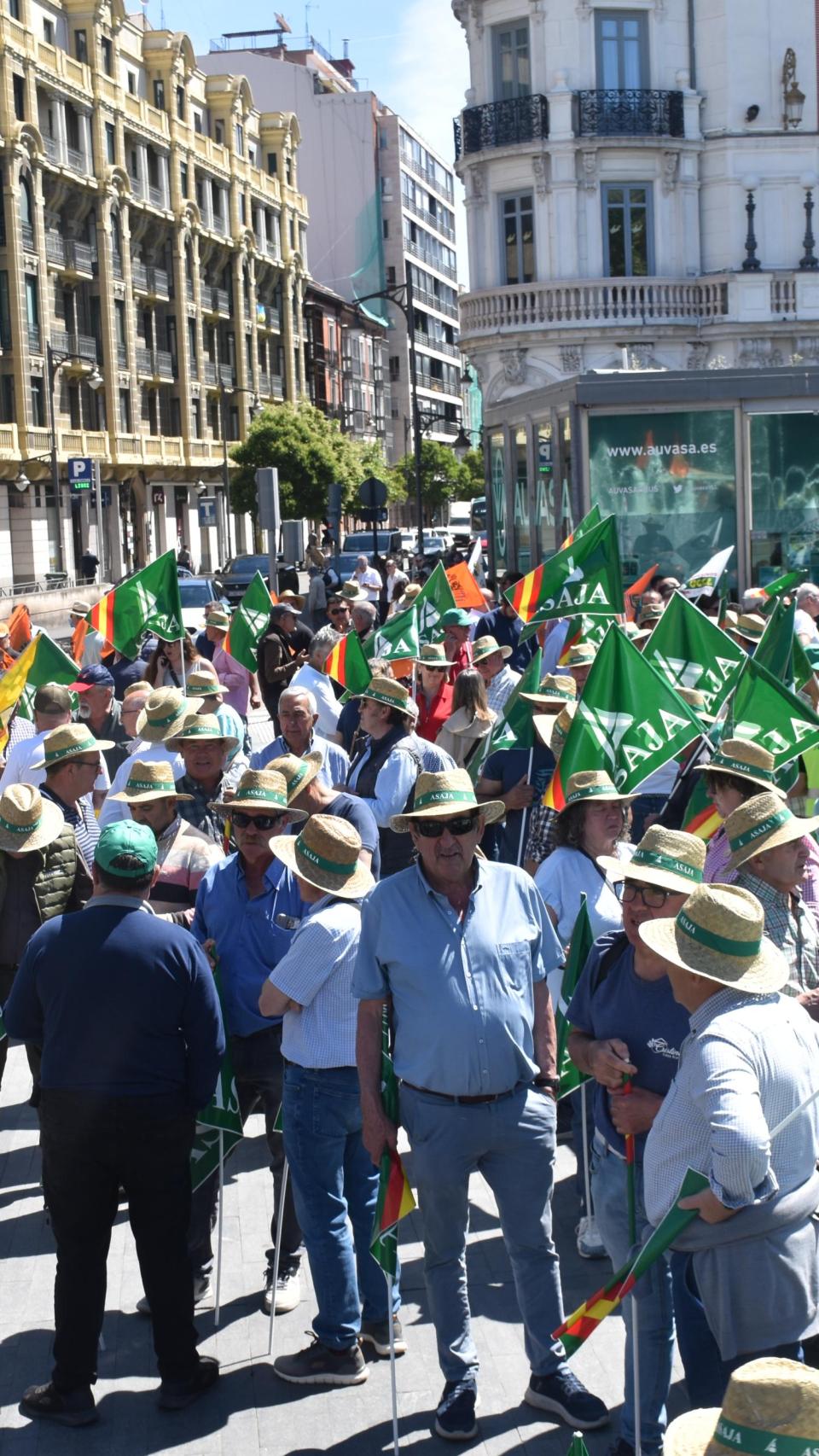 Agricultores y ganaderos concentrados antes de la manifestación