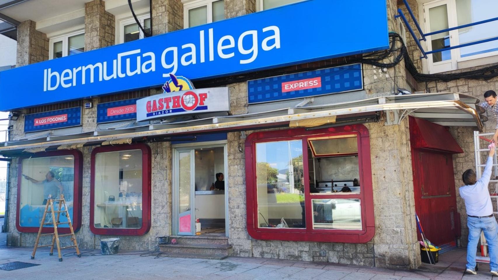 Obras, este miércoles, en el Gasthof de la avenida de Rubine junto al Paseo Marítimo de A Coruña.
