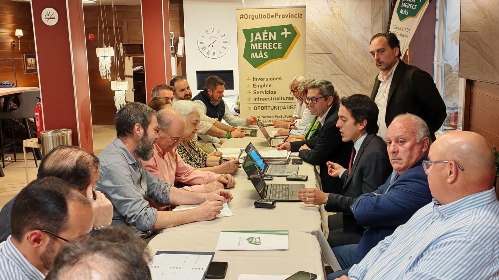 El equipo de Jaén Merece Más en una reunión de cara a las elecciones autonómicas en Andalucía.