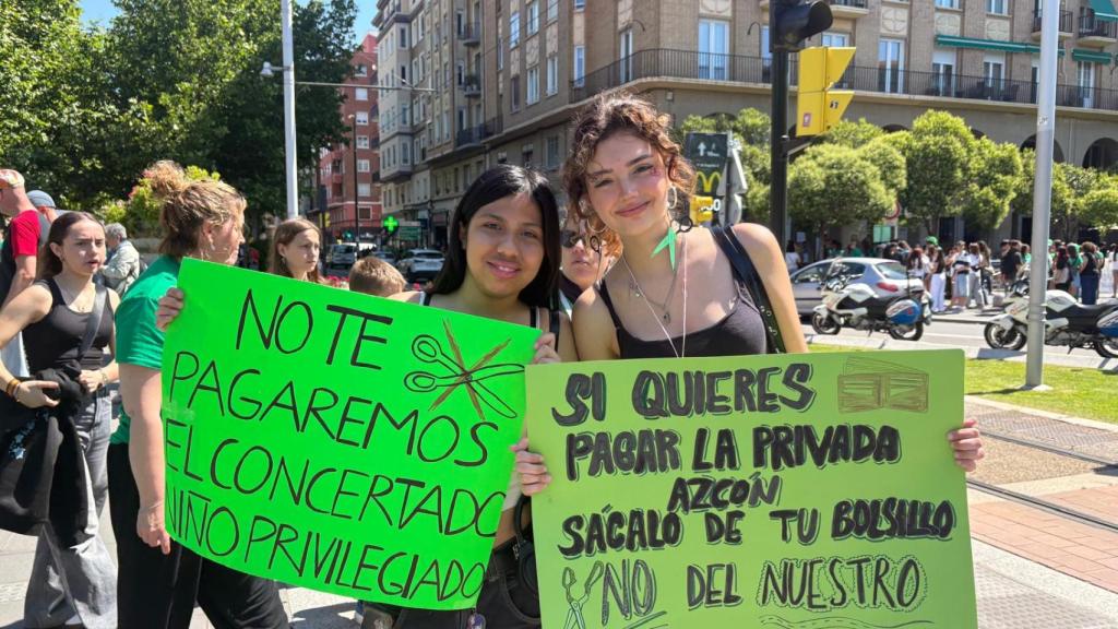 Alumnas del IES Pedro de Luna en la manifestación por la educación pública en Zaragoza