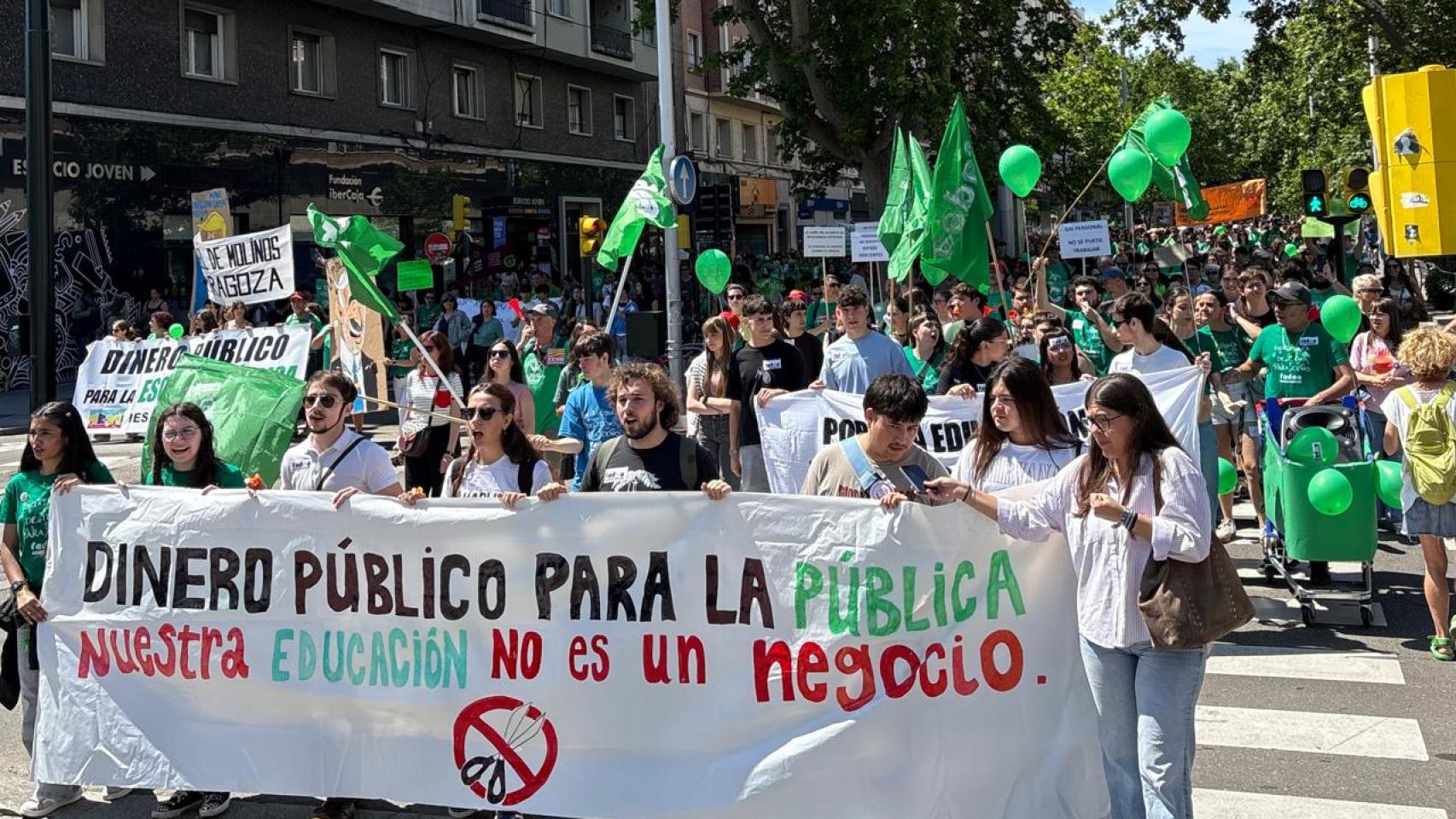 Cabecera de la multitudinaria manifestación estudiantil de la educación pública en Zaragoza 