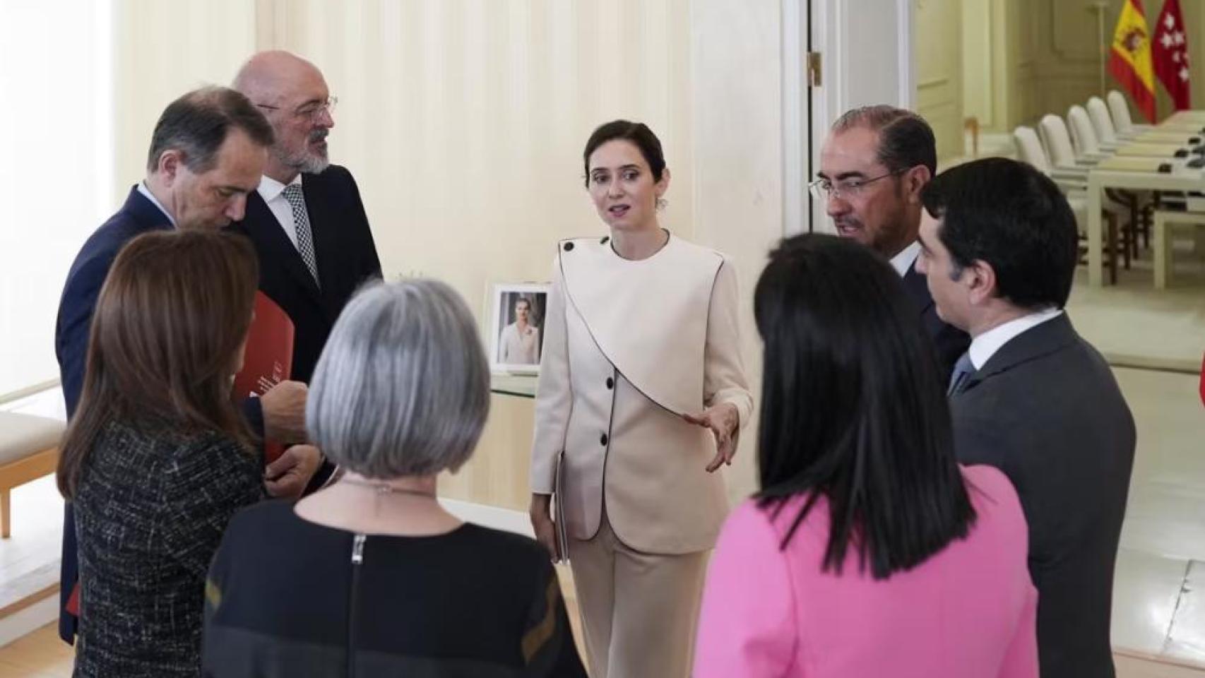 Firma del acuerdo entre La presidenta de la Comunidad de Madrid y los 6 rectores de las universidades públicas madrileñas.png