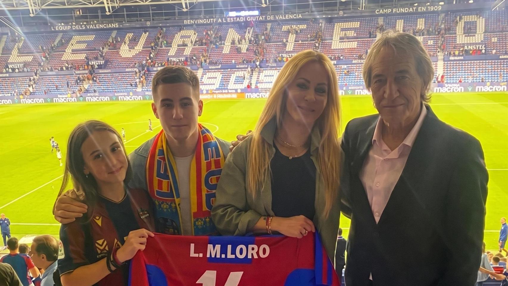 Irene Arias junto a su padre, Ricardo Arias, y sus hijos. EE