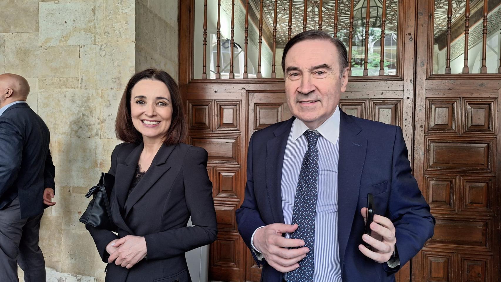 El presidente y director de EL ESPAÑOL, Pedro J. Ramírez y la vicepresidenta de EL ESPAÑOL y editora de Magas, Cruz Sánchez de Lara.