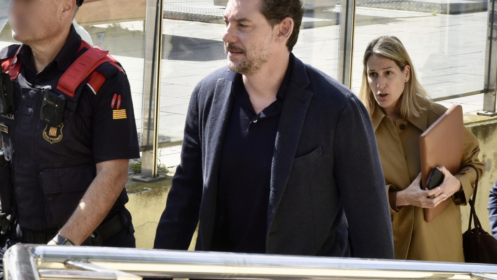 Jonathan Andic, el hijo del fundador de Mango, a su salida del Juzgado de Instrucción 5 de Martorell al hacer efectivo el pago de un millón de euros de fianza.