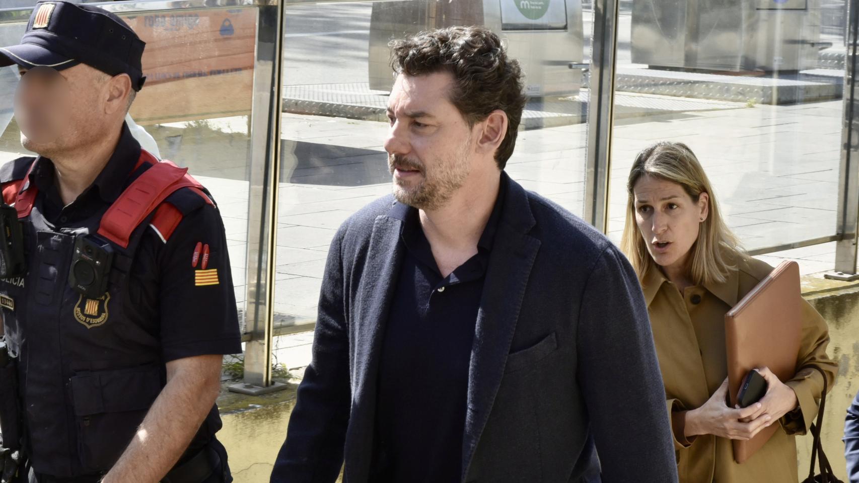 Jonathan Andic, el hijo del fundador de Mango, a su salida del Juzgado de Instrucción 5 de Martorell al hacer efectivo el pago de un millón de euros de fianza.