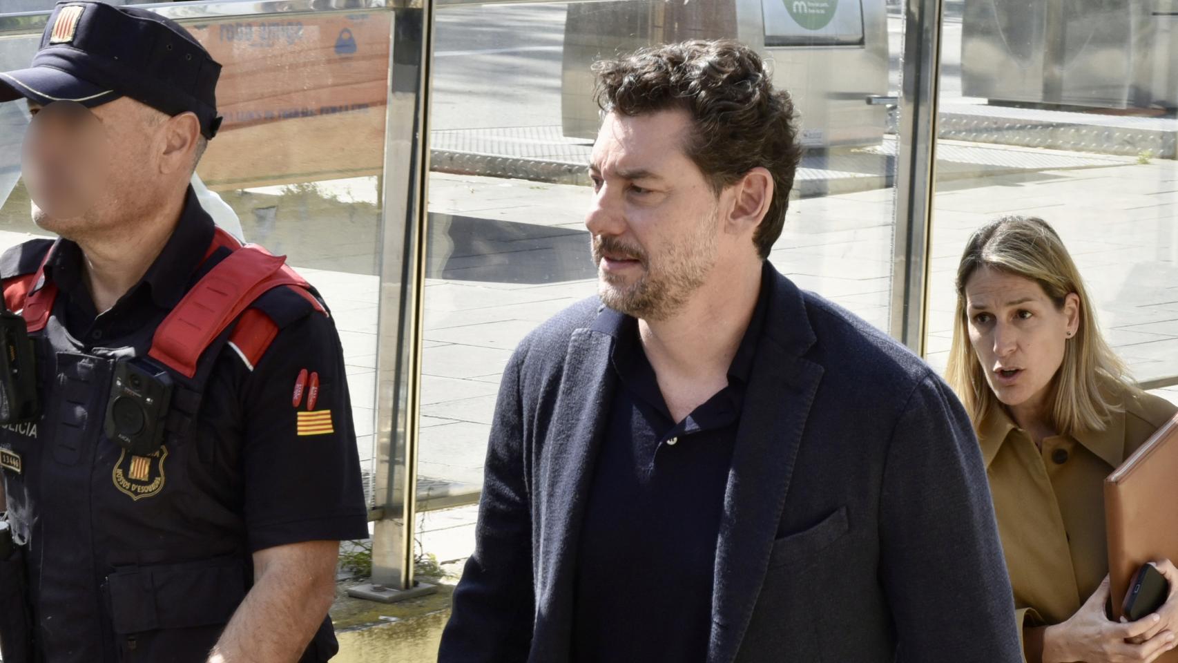 Jonathan Andic, el hijo del fundador de Mango, a su salida del Juzgado de Instrucción 5 de Martorell al hacer efectivo el pago de un millón de euros de fianza.