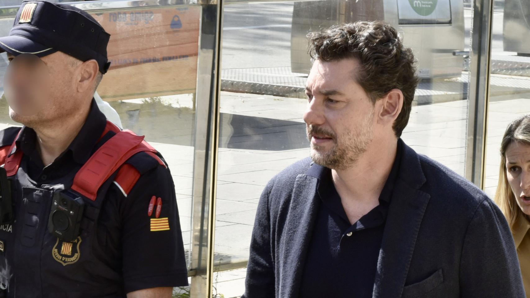 Jonathan Andic, el hijo del fundador de Mango, a su salida del Juzgado de Instrucción 5 de Martorell al hacer efectivo el pago de un millón de euros de fianza.