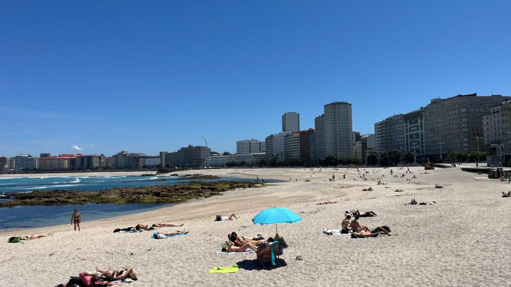 Muchos coruñeses aprovechan el buen tiempo para disfrutar de la playa
