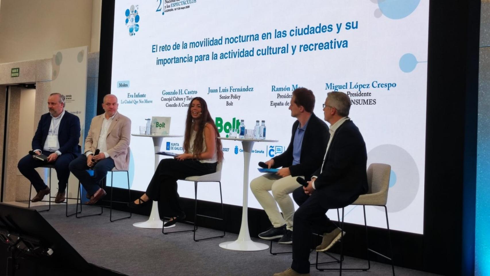 Inicio de la mesa redonda sobre movilidad nocturna en el Espacio Avenida Abanca.