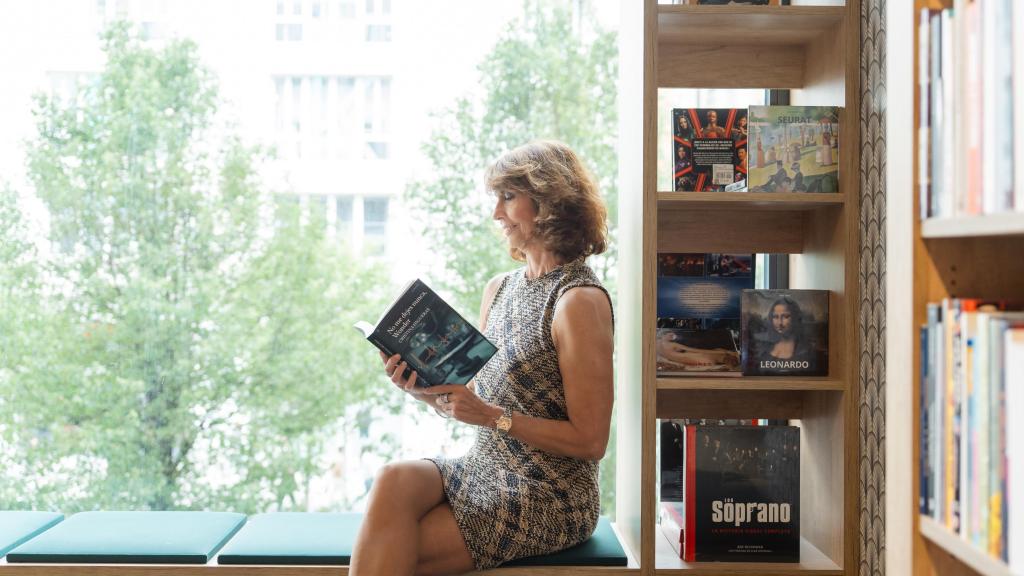 La autora leyendo su libro.