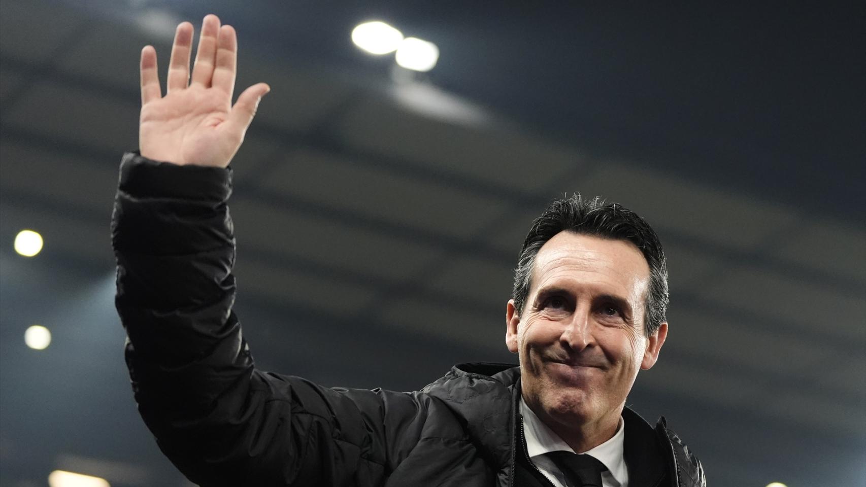 Emery saludando en un partido con el Aston Villa.