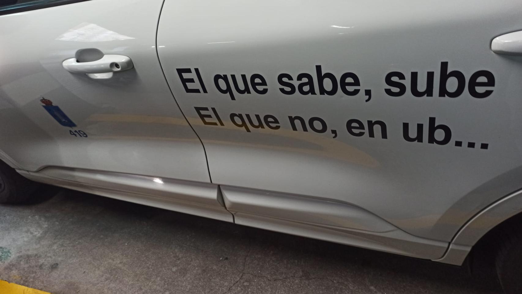 El vinilo que luce el taxi por las calles de A Coruña