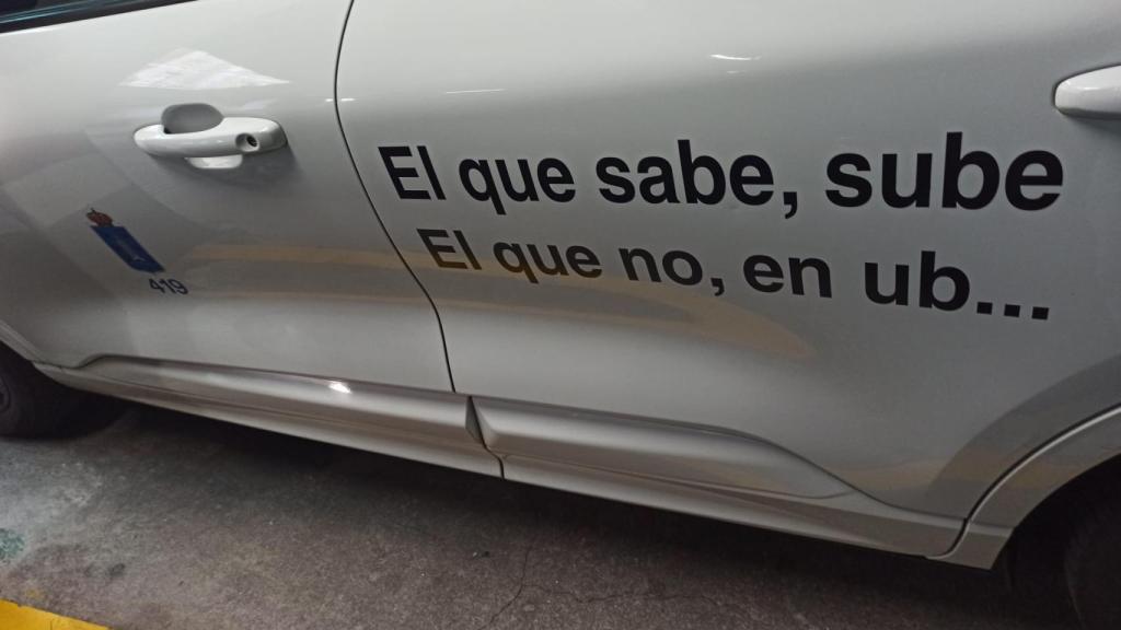 El vinilo que luce el taxi por las calles de A Coruña