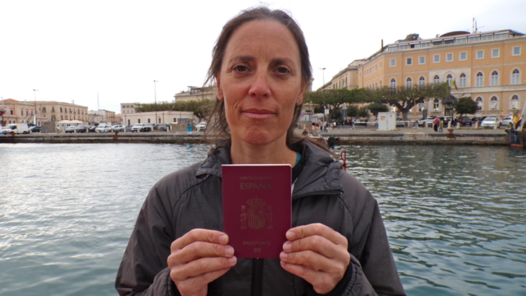 Neus Belda sostiene el pasaporte de España antes de su detención.
