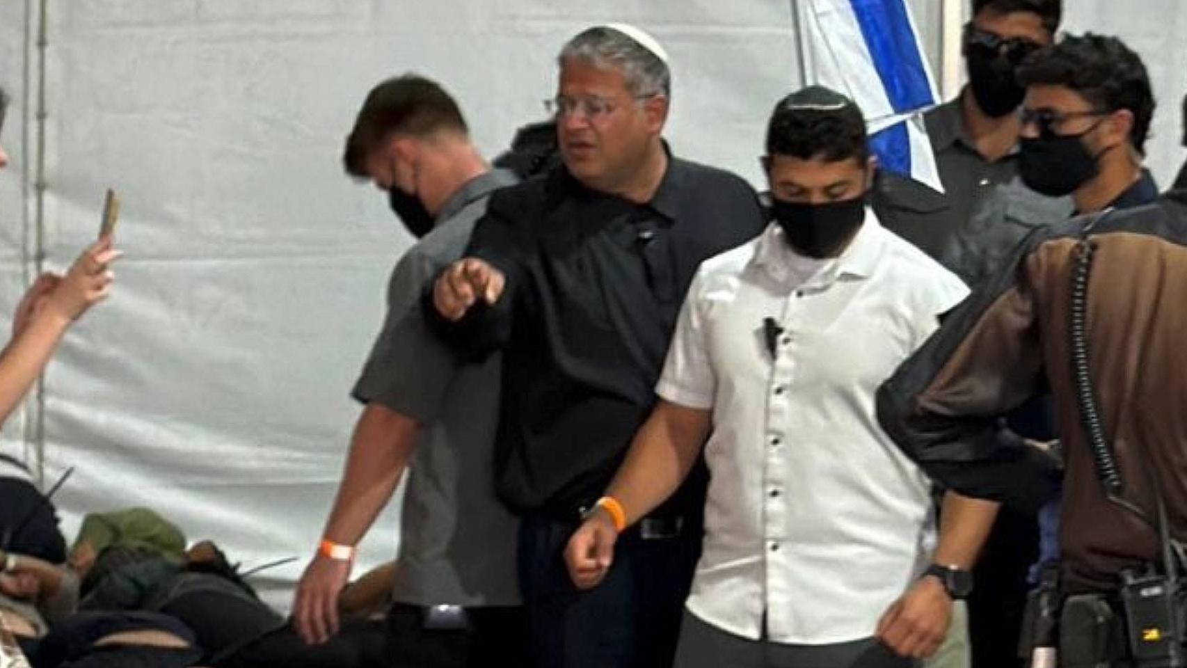 El ministro de Seguridad Nacional, Itamar Ben-Gvir, en el vídeo que subió a sus redes humillando a los miembros de la flotilla.