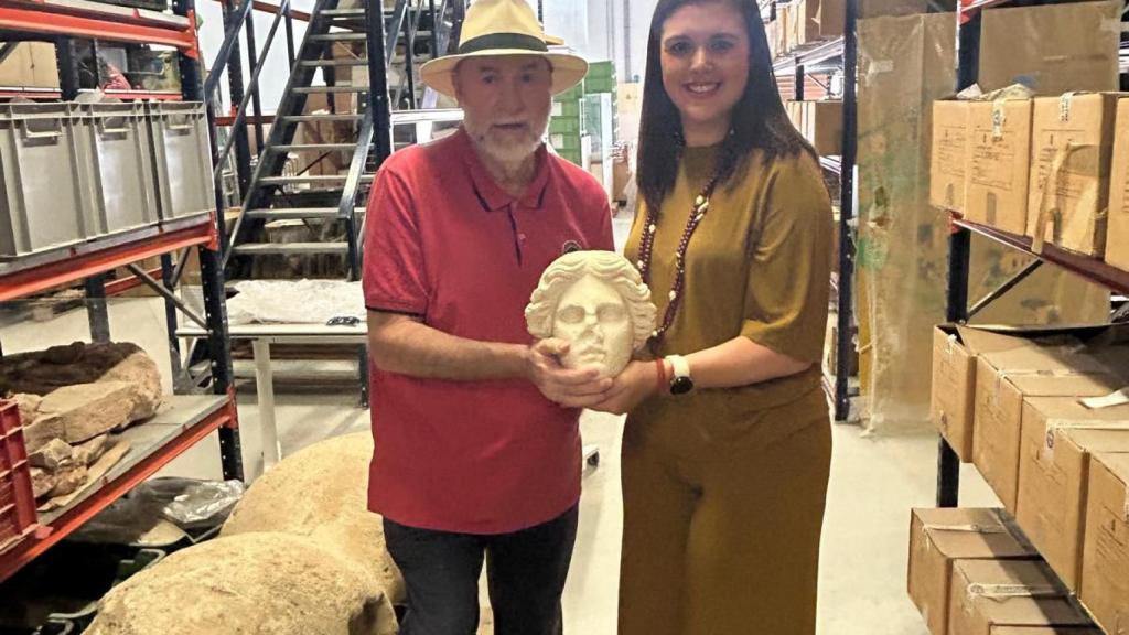 La concejal de Alicante con el busto romano hallado en la ciudad.