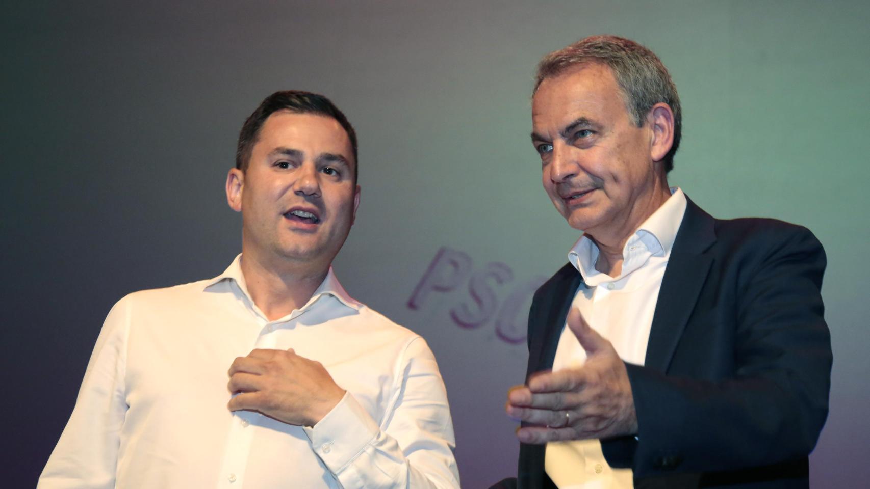 El secretario general del PSOE de León, Javier Alfonso Cendón, junto al expresidente del Gobierno José Luis Rodríguez Zapatero, en un acto en la capital leonesa en julio de 2023