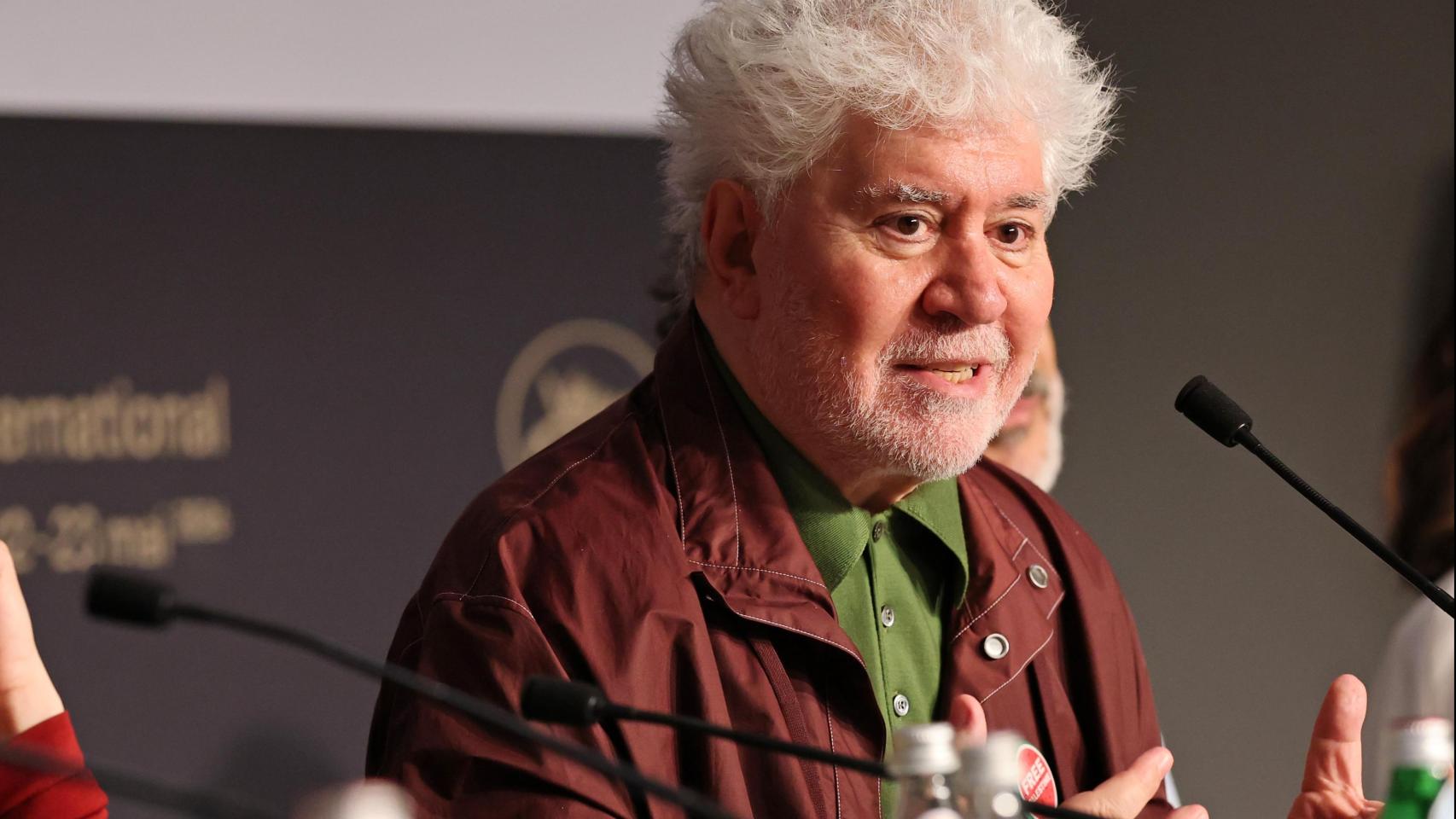 Pedro Almodóvar comparece en rueda de prensa tras presentar en el Festival de Cannes su última película, 'Amarga navidad'. Foto: EFE/EPA/AMY SUSSMAN / POOL