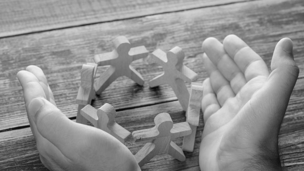 Imagen de figuras con forma humana en círculo.