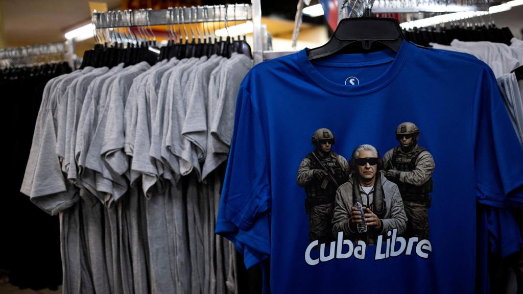 Camiseta representando una hipotética captura del presidente cubano en una tienda de Hialeh (Florida).
