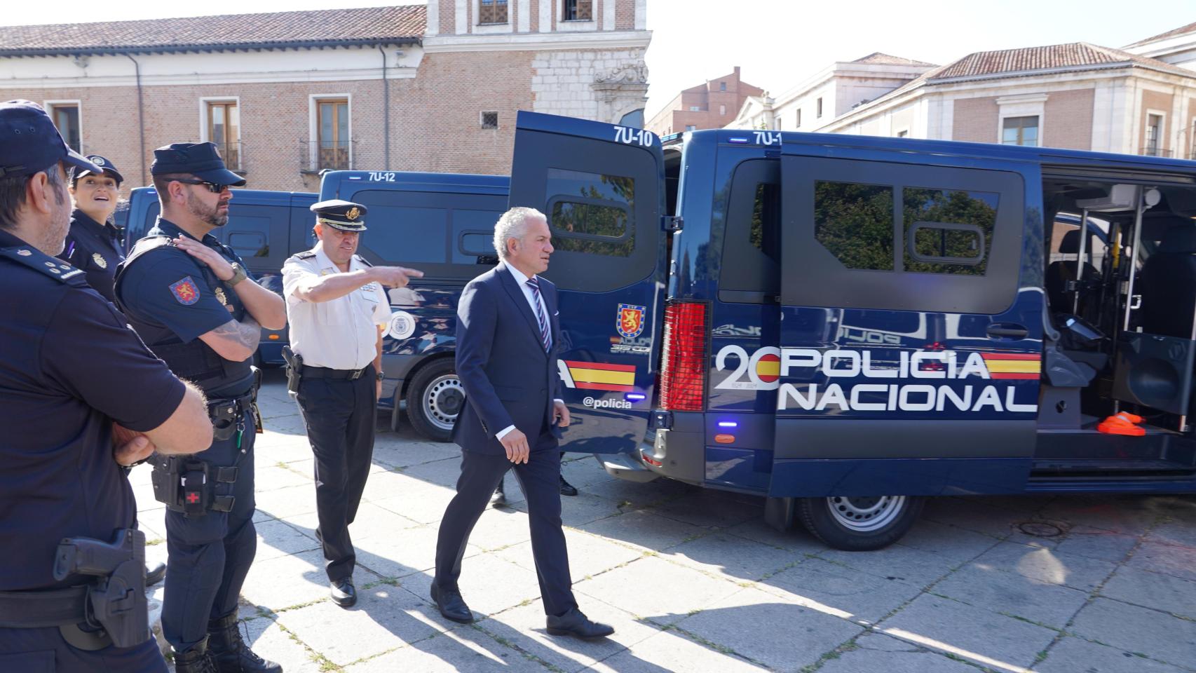 El delegado del Gobierno en Castilla y León, Nicanor Sen, durante una visita a la Policía Nacional