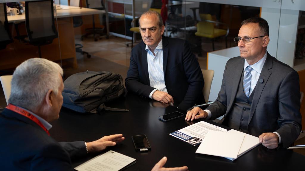 José Daniel Ferrer acompañado por el abogado español, Javier Larrondo, promotor de la plataforma prisoners defenders.