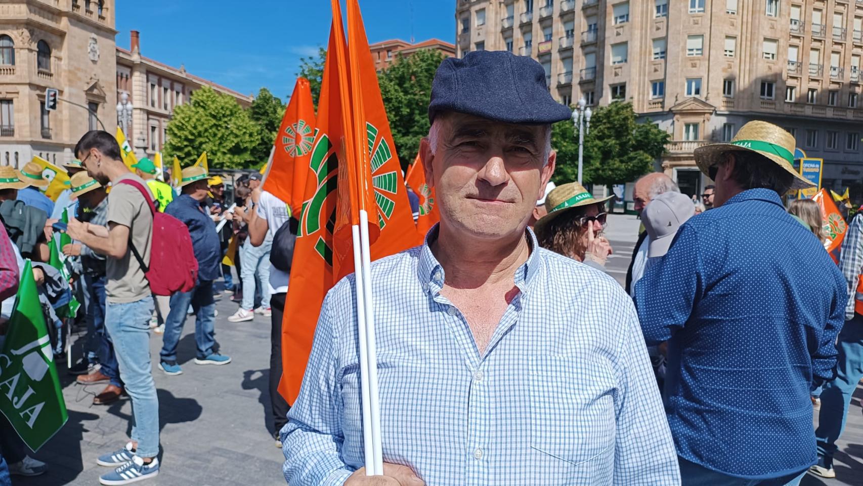 Gabriel Delgado, agricultor y ganadero de la provincia de Burgos, antes de la manifestación. 