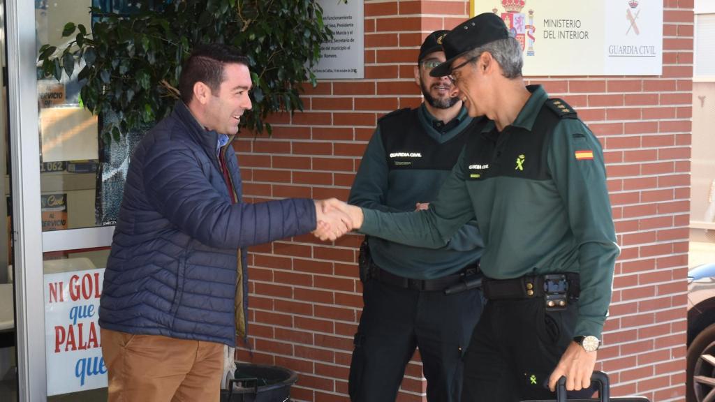 Pedro José Noguera, alcalde de Las Torres de Cotillas, reunido con mandos del cuartel de la Guardia Civil que alberga la localidad.
