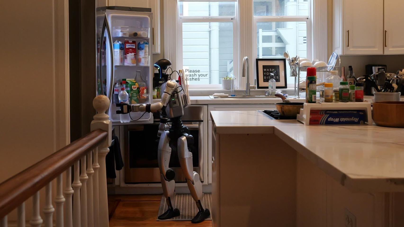 Un robot humanoide de Gatsby trabajando en una cocina de San Francisco (EEUU).  