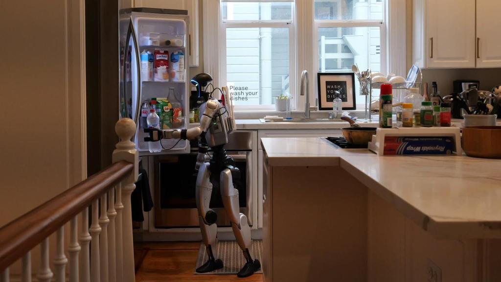Un robot humanoide de Gatsby trabajando en una cocina de San Francisco (EEUU).  