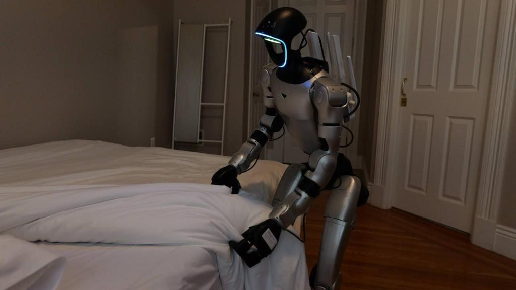 Un robot humanoide de Gatsby trabajando en una casa de San Francisco (EEUU).