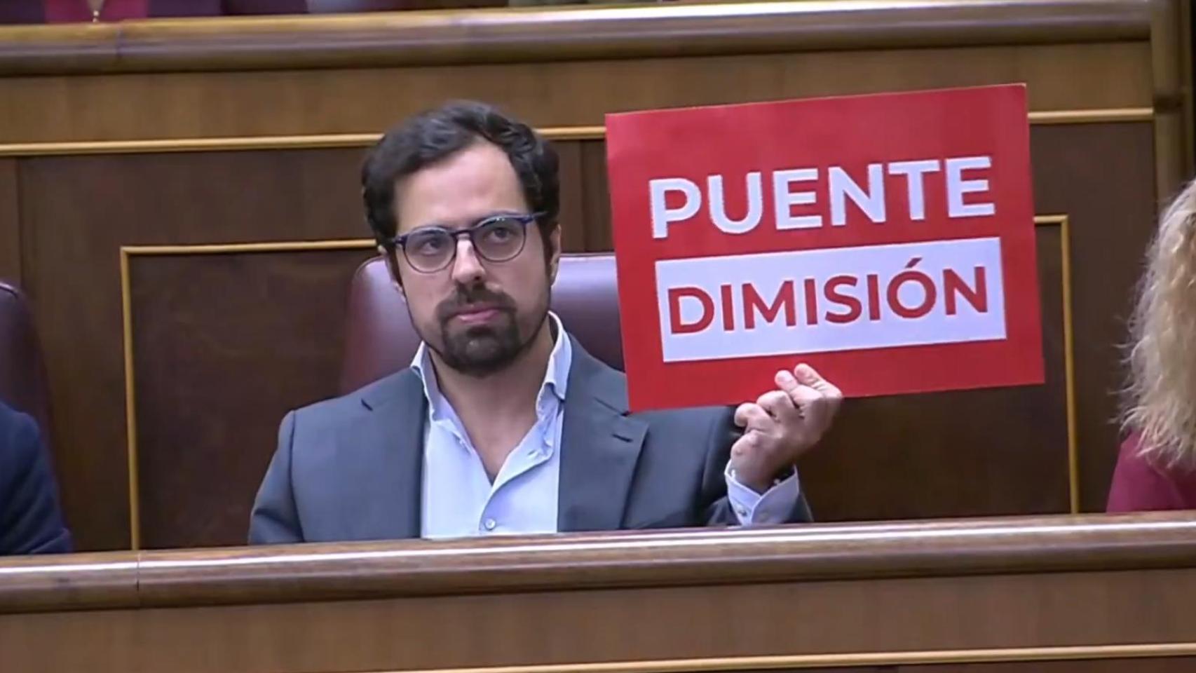 El diputado vallisoletano del PP, Eduardo Carazo, sostiene una pancarta exigiendo la dimisión del ministro de Transportes y Movilidad Sostenible, Óscar Puente, en la sesión de control al Gobierno en el Congreso de los Diputados, este miércoles