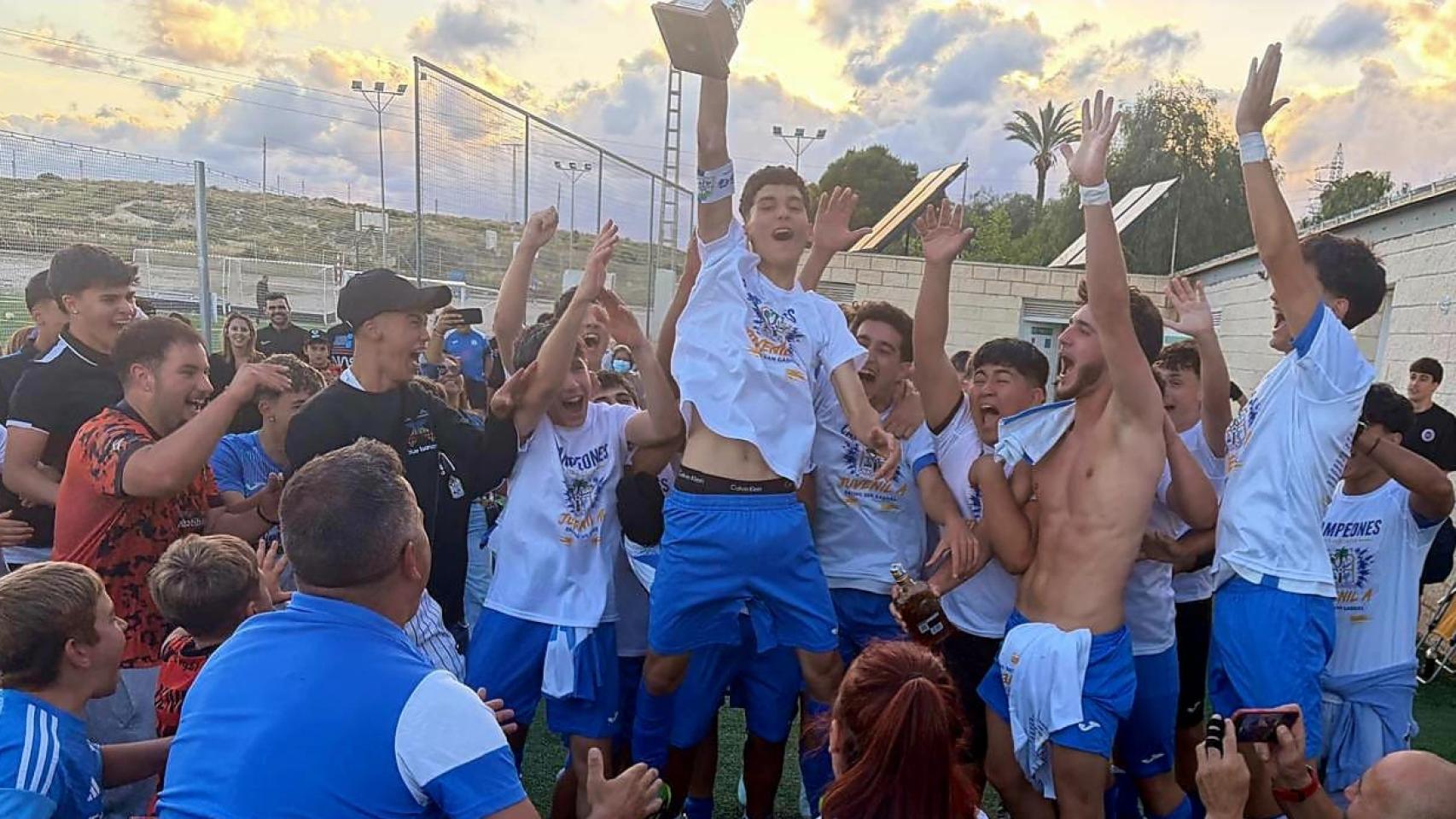 El equipo juvenil tras ser campeones.
