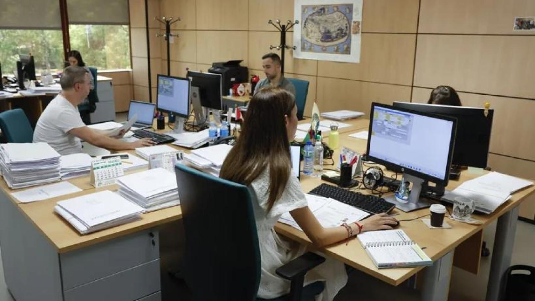 Empleados en una oficina. 