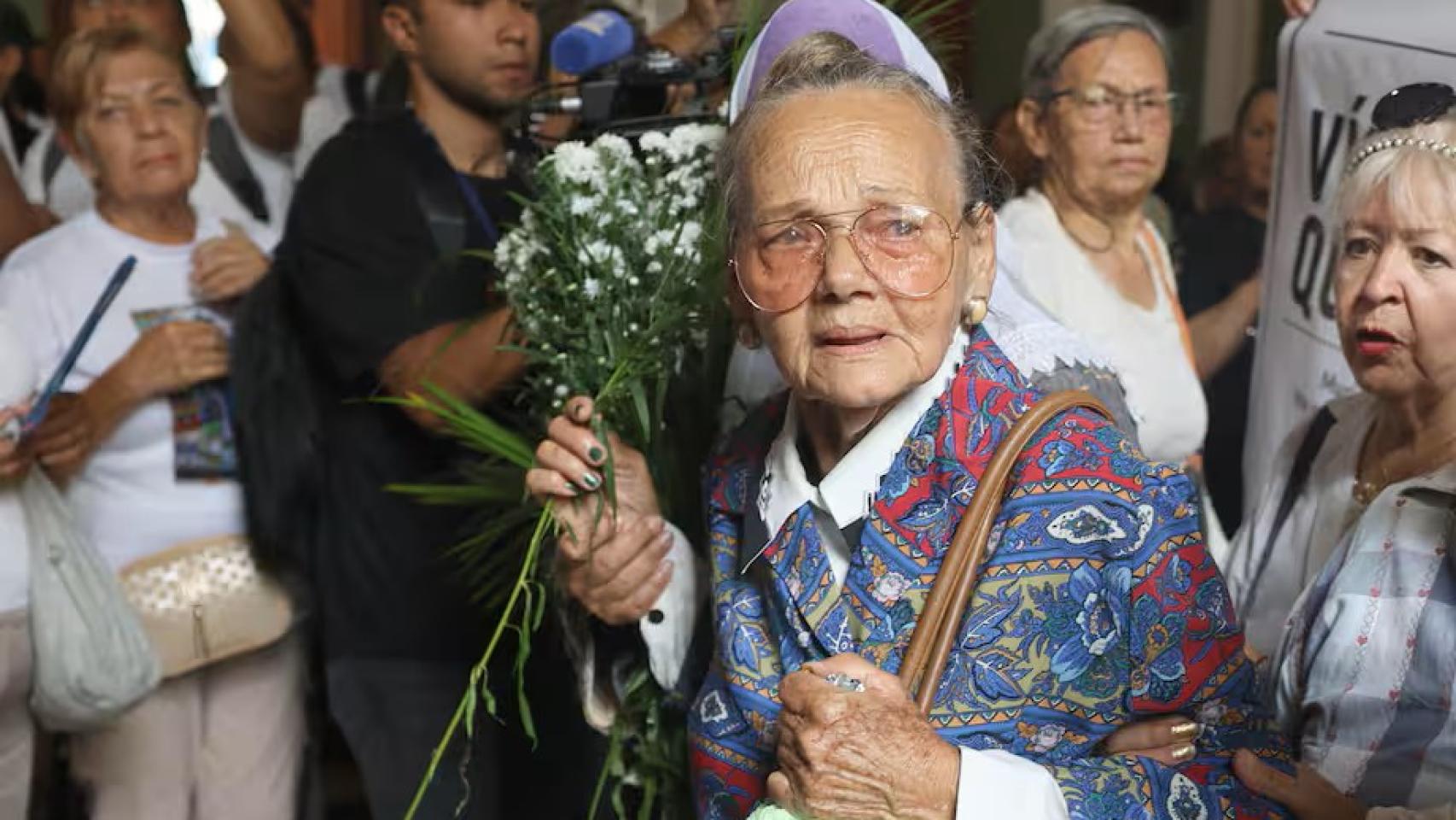 La fallecida Carmen Navas, en una misa en honor del preso político venezolano asesinado Víctor Hugo Quero, el pasado viernes en la iglesia de La Candelaria (Caracas).
