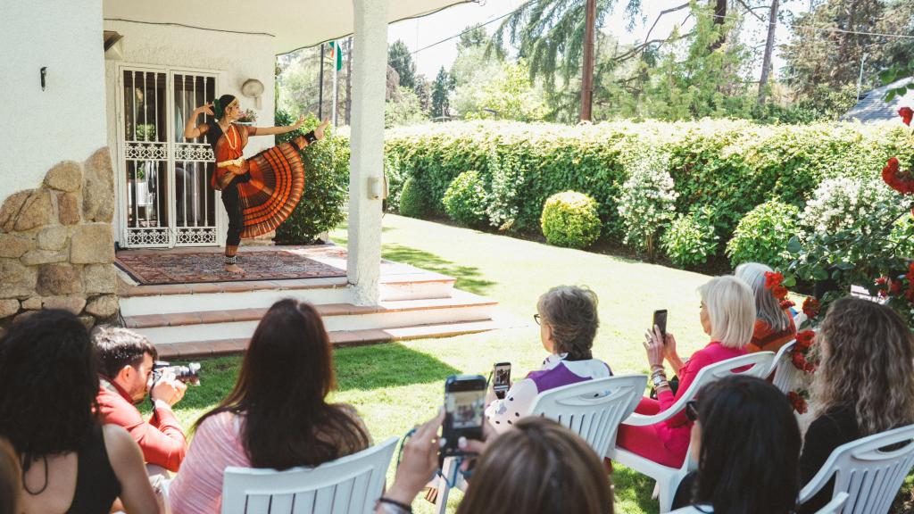 Las asistentes al encuentro han presenciado una danza india tradicional.