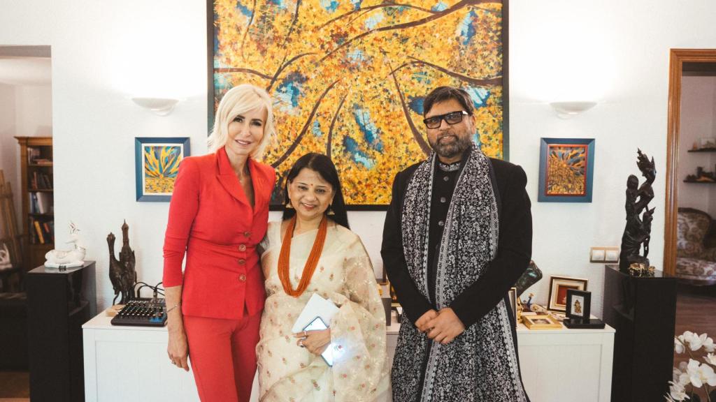 La galerista María Porto posa junto al embajador y su esposa, Priya Jayant, impulsora de IWA.