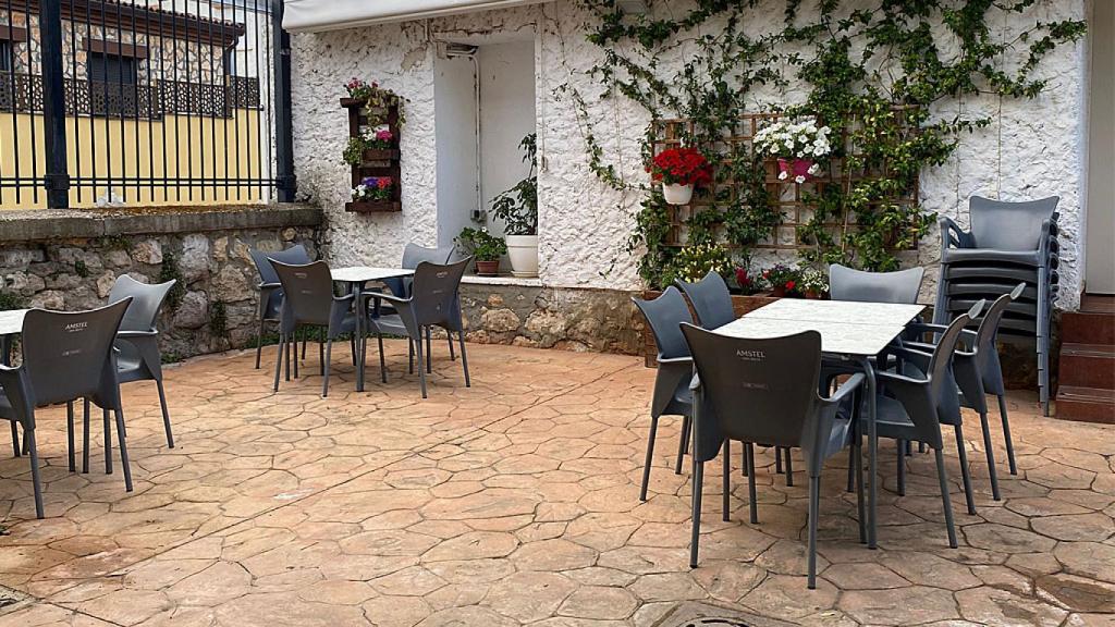 Imagen de la terraza del Bar El Gallo en Villanueva de los Infantes.